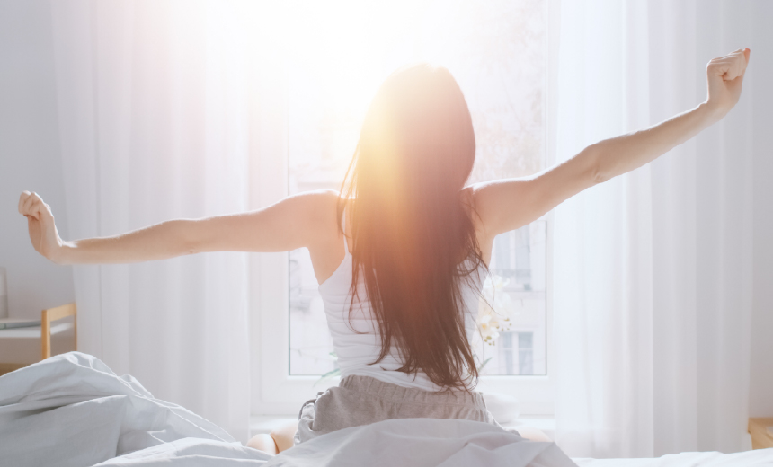 ヨガのポーズをする女性