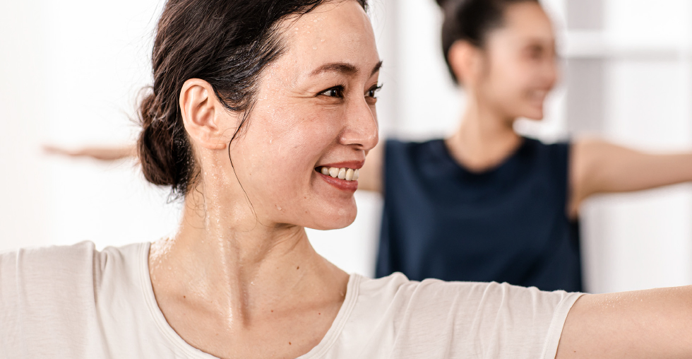 ヨガのポーズをする女性