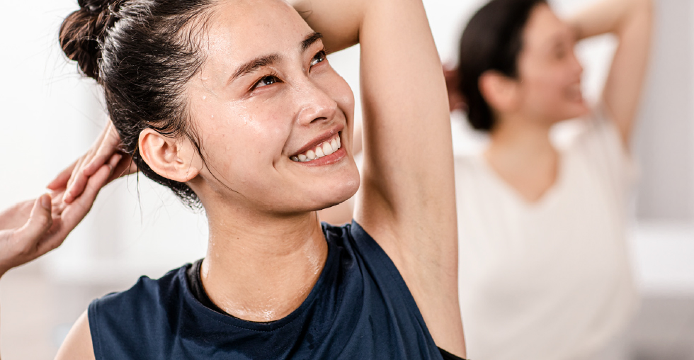 ヨガのポーズをする女性