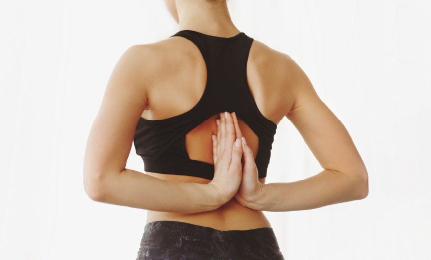 ヨガのポーズをする女性