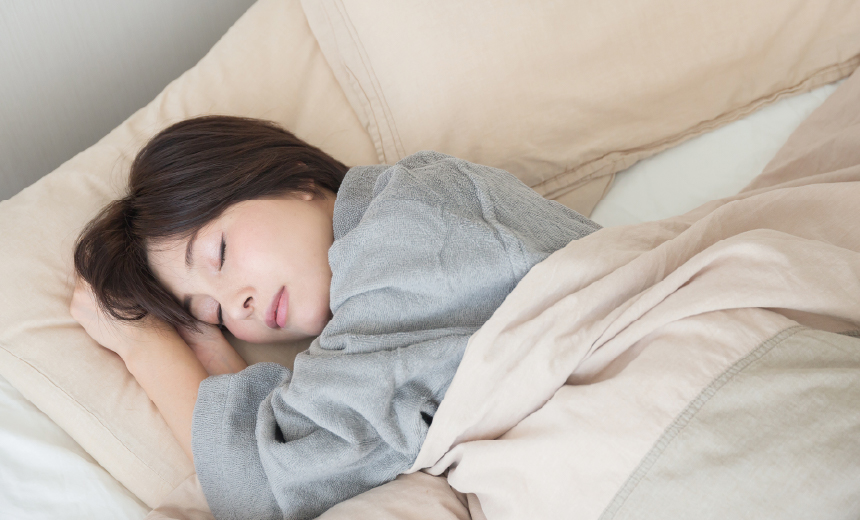 睡眠している女性