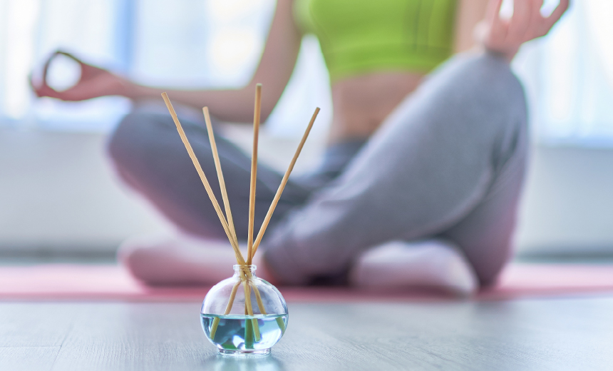 アロマを置いてポーズをする女性