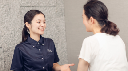 案内をする女性